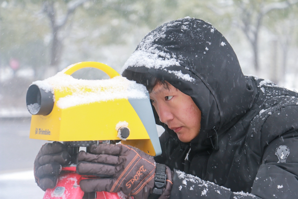 2018年1月27日，工程技術人員在雪中開展測量作業。