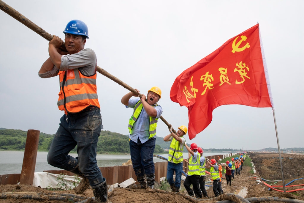 2019年6月21日，蘇錫常太湖隧道工地架設萬伏電纜，黨員突擊隊在施工現場。