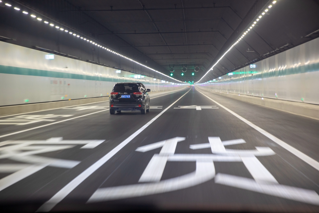 2021年12月30日，車輛在蘇錫常南部高速公路太湖隧道內行駛。