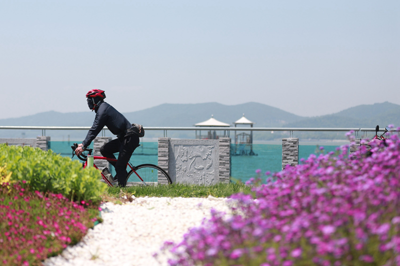 市民在風景如畫的環湖路上騎行