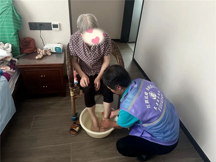 江蘇江陰：從“有沒有”到“優不優”，一張“銀齡卡”的雙贏答卷