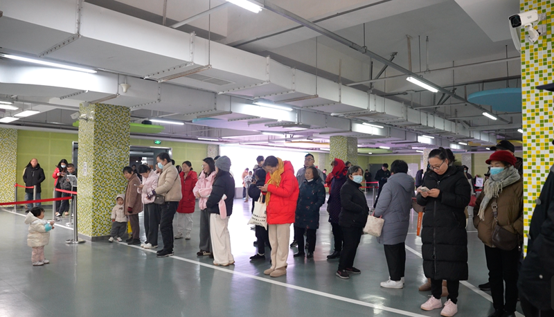 讓校門口的上下學(xué)路成為通暢、溫暖之路 “一校一策”緩解家?！案叻褰箲]”